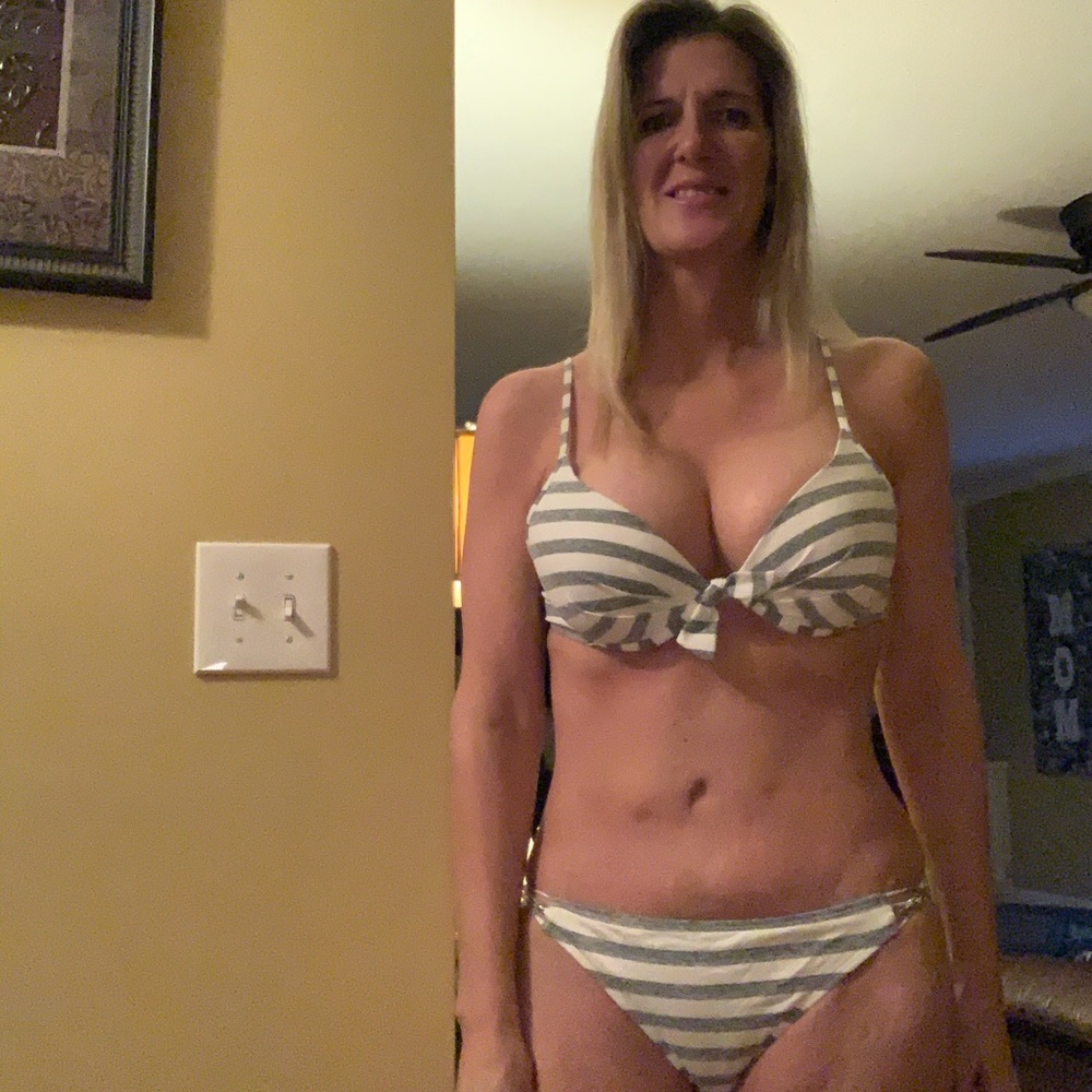 Grey stripes and a bow